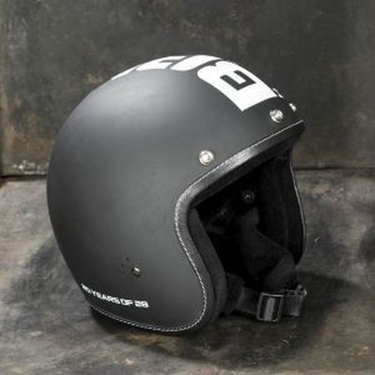 Seit 1996 setzt Bandit Helmets auf Lässigkeit im Design. Seit 1996 setzt Bandit Helmets auf Lässigkeit im Design.