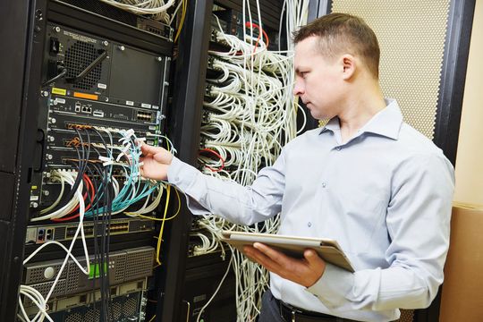 Vernetzt: Unternehmen, die einen OPC-Server direkt in ein Gerät einbetten, können eine optimale Lösung für nahezu jede Anwendung erstellen. Der Inbetriebsetzungs-Ingenieur muss nur die OPC-Tags auswählen, die protokolliert werden sollen. Vernetzt: Unternehmen, die einen OPC-Server direkt in ein Gerät einbetten, können eine optimale Lösung für nahezu jede Anwendung erstellen. Der Inbetriebsetzungs-Ingenieur muss nur die OPC-Tags auswählen, die protokolliert werden sollen.