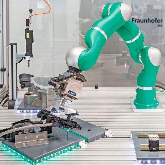 Bild 1: Eine Software des Fraunhofer-IPA für feinfühlige Montagevorgänge ermöglicht die wirtschaftliche Automatisierung bisher manuell ausgeführter Prozesse. Bild 1: Eine Software des Fraunhofer-IPA für feinfühlige Montagevorgänge ermöglicht die wirtschaftliche Automatisierung bisher manuell ausgeführter Prozesse.