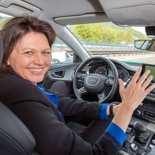 Auch wenn die bayerische Staatsministerin Ilse Aigner beim autonomen Fahren entspannt, sind die Deutschen im Grundsatz eher skeptisch aufgelegt. Auch wenn die bayerische Staatsministerin Ilse Aigner beim autonomen Fahren entspannt, sind die Deutschen im Grundsatz eher skeptisch aufgelegt.