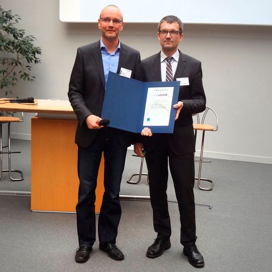 Geehrt: Björn Schwarz (links) bei der Preisverleihung des Biogas-Innovationspreis für seine Entwicklung von Biogaspellets. Geehrt: Björn Schwarz (links) bei der Preisverleihung des Biogas-Innovationspreis für seine Entwicklung von Biogaspellets.