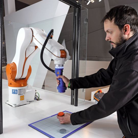 Programmieren der leichten Art: Durch Führen des Roboterarms können Anwendungen ohne besondere Vorkenntnisse erstellt werden. Programmieren der leichten Art: Durch Führen des Roboterarms können Anwendungen ohne besondere Vorkenntnisse erstellt werden.