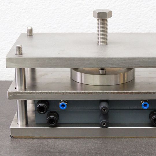 Nur aus Luft und Wasser stellen Fraunhofer-Forscher in dieser elektro-lytischen Zelle mit Strom Wasserstoff-peroxid für den dezentralen Einsatz her. Nur aus Luft und Wasser stellen Fraunhofer-Forscher in dieser elektro-lytischen Zelle mit Strom Wasserstoff-peroxid für den dezentralen Einsatz her.