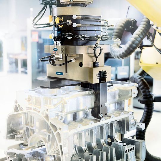 Aufgrund ihrer hohen Zuverlässigkeit haben sich die Universalgreifer Schunk PGN-plus unter anderem in der Automobilindustrie seit Jahren bewährt. Mit der neuen Generation baut Schunk die Stärken des Greifers noch weiter aus. Aufgrund ihrer hohen Zuverlässigkeit haben sich die Universalgreifer Schunk PGN-plus unter anderem in der Automobilindustrie seit Jahren bewährt. Mit der neuen Generation baut Schunk die Stärken des Greifers noch weiter aus.