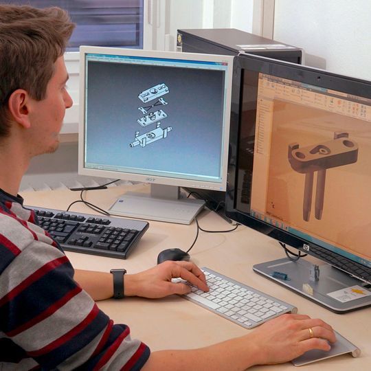 Stehen Parameter, Größe und Anordnung der fluidischen Verbindungen fest, werden mithilfe eines CAD-Systems die Aktoren gestaltet, die per Laser aus der FGL-Folie ausgeschnitten werden. Stehen Parameter, Größe und Anordnung der fluidischen Verbindungen fest, werden mithilfe eines CAD-Systems die Aktoren gestaltet, die per Laser aus der FGL-Folie ausgeschnitten werden.