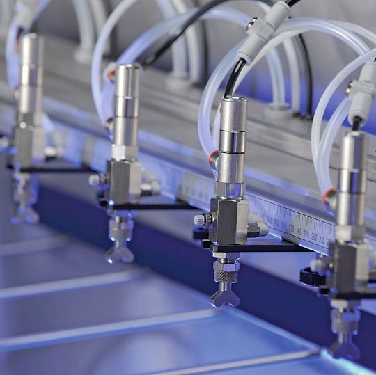 Produkte zur Bandbeölung sichern eine präzise Dosierung der Schmiermittel bei nahezu nebelfreiem Auftrag. Es können Werkstücke in beliebiger Breite beölt werden. Produkte zur Bandbeölung sichern eine präzise Dosierung der Schmiermittel bei nahezu nebelfreiem Auftrag. Es können Werkstücke in beliebiger Breite beölt werden.