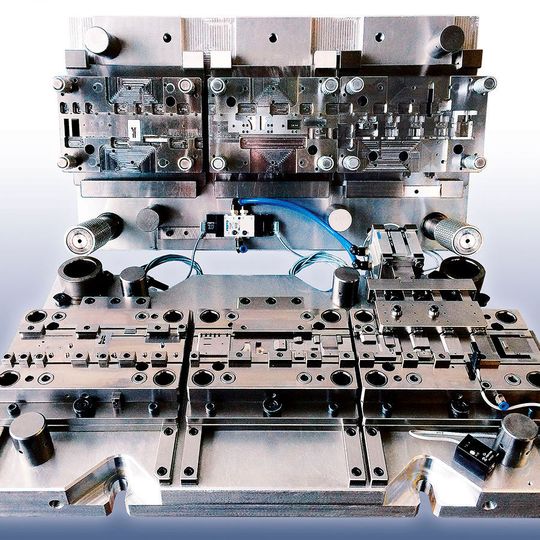Verarbeitet werden Bleche und Drähte in Stärken von 0,1 mm bis 3,0 mm, die Greiner als Schüttgut oder Bandware liefert. Verarbeitet werden Bleche und Drähte in Stärken von 0,1 mm bis 3,0 mm, die Greiner als Schüttgut oder Bandware liefert.
