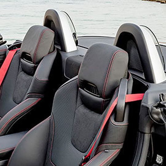 Die Nackenheizung in den Mercedes-Cabrios, der „Airscarf“ bleibt nach der Beilegung eines Patentstreits nun doch lieferbar.