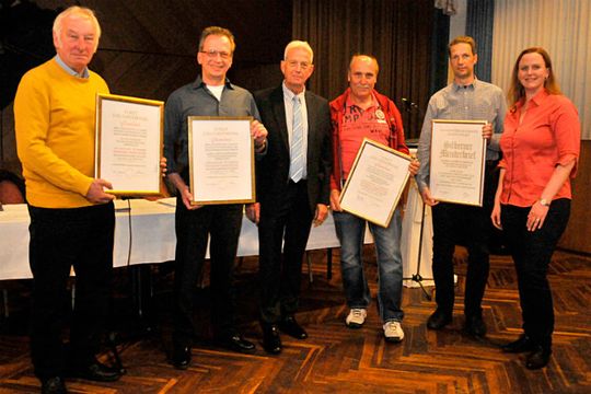 Ausgezeichnete Jubiläen bei der Mitgliederversammlung: (v. li.) Klaus Langhans und Arndt Kasperowski (beide 40. Betriebsjubiläum), Obermeister Ralf Werner, Georg Smak (25. Betriebsjubiläum), Markus Sebold (Silberner Meisterbrief) und Geschäftsführerin Barbara Yeboah.
