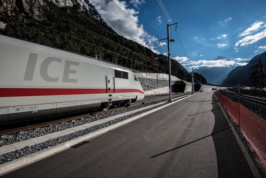Nach über 20 Jahren Planungs- und Bauzeit wird in der Schweiz die Fertigstellung des Gotthard-Basistunnels gefeiert – der längste Eisenbahntunnels der Welt. Jede Menge Technik sorgt für einen reibungslosen Schienenverkehr. So wird beispielsweise Messtechnik von Endress + Hauser für die Tunnel-Entwässerung eingesetzt. Nach über 20 Jahren Planungs- und Bauzeit wird in der Schweiz die Fertigstellung des Gotthard-Basistunnels gefeiert – der längste Eisenbahntunnels der Welt. Jede Menge Technik sorgt für einen reibungslosen Schienenverkehr. So wird beispielsweise Messtechnik von Endress + Hauser für die Tunnel-Entwässerung eingesetzt.