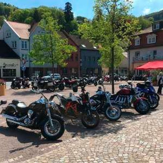 Die frühlingshafte Temperaturen im Mai locken reihenweise Biker auf die Straßen. Die frühlingshafte Temperaturen im Mai locken reihenweise Biker auf die Straßen.