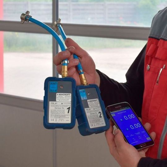Die Sensoren übertragen die Bremsdrücke direkt an das Smartphone des Prüfers. Die Sensoren übertragen die Bremsdrücke direkt an das Smartphone des Prüfers.