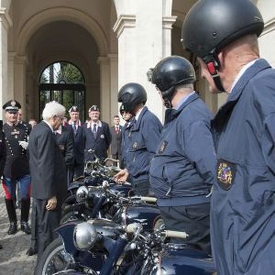 Stramm gestanden: Die Corazzieri und die Moto Guzzi-Modelle stehen in Reih und Glied. Stramm gestanden: Die Corazzieri und die Moto Guzzi-Modelle stehen in Reih und Glied.