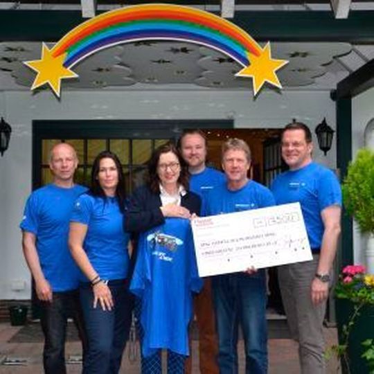 Vertreter der BMW Händlergemeinschaft Nord übergeben dem Kinderhospiz Sterenbrücke e.V. den Scheck über 7.500 Euro. Vertreter der BMW Händlergemeinschaft Nord übergeben dem Kinderhospiz Sterenbrücke e.V. den Scheck über 7.500 Euro.
