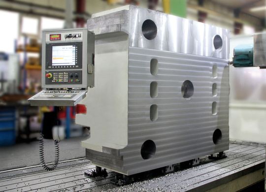 Die Bauteile werden formschlüssig mit dem 5-Achs-Modulsystem verbunden und lassen eine störkantenfreie Bearbeitung zu (keine Spannpratzen nötig). Die Bauteile werden formschlüssig mit dem 5-Achs-Modulsystem verbunden und lassen eine störkantenfreie Bearbeitung zu (keine Spannpratzen nötig).