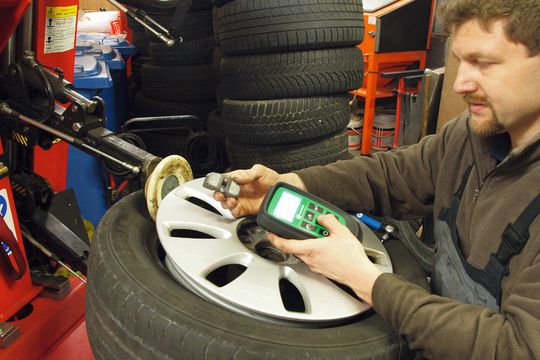 Mit Reifendruckkontrollsystemen haben die Kfz-Betriebe seit 2014 zunehmend mehr zu tun. Allerdings ist das Wissen um diese Systeme noch nicht optimal. Mit Reifendruckkontrollsystemen haben die Kfz-Betriebe seit 2014 zunehmend mehr zu tun. Allerdings ist das Wissen um diese Systeme noch nicht optimal.