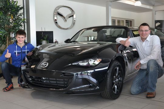 Anton Bauer (re.), Geschäftsführer des Mazda-Autohauses Bauer, und sein Sohn Tony haben mit ihren Videos eine enorme Reichweite. Anton Bauer (re.), Geschäftsführer des Mazda-Autohauses Bauer, und sein Sohn Tony haben mit ihren Videos eine enorme Reichweite.