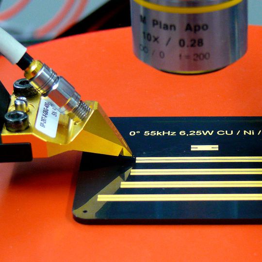 In einer Kooperation zwischen dem Unternehmen LPKF Laser and Electronics sowie dem Institut für Hochfrequenztechnik und Funksysteme (HFT) der Leibniz Universität Hannover wird die Anwendung des LDS-Verfahrens bezüglich seiner Eignung für die Produktion von 3D-Antennen im Millimeterwellenbereich getestet.