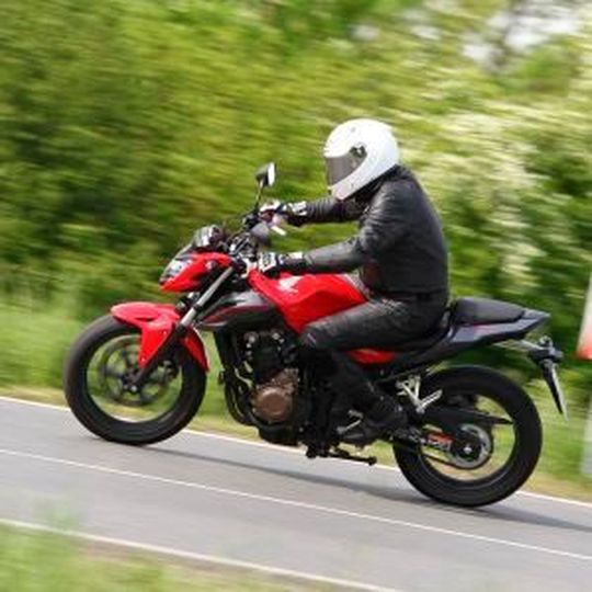 Die Honda CB 500 F ist eine Art Schweizer Offiziersmesser auf zwei Rädern. Hilft einem immer weiter. Die Honda CB 500 F ist eine Art Schweizer Offiziersmesser auf zwei Rädern. Hilft einem immer weiter.