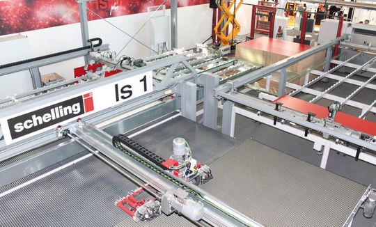 Sägelinie „Is1“ mit Rundlaufkonzept: Portale drehen die Platten nach dem ersten Schnitt und transportieren sie über Bürstentische weiter. Sägelinie „Is1“ mit Rundlaufkonzept: Portale drehen die Platten nach dem ersten Schnitt und transportieren sie über Bürstentische weiter.