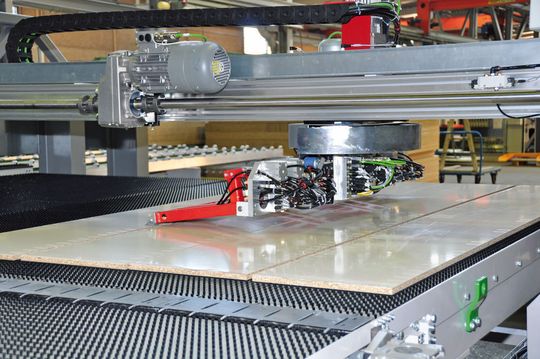 Die Anlage arbeitet kompakt, energiesparend und staubarm und soll durch das Kreissägen-Prinzip die Oberflächen der Platten schonen. Die Anlage arbeitet kompakt, energiesparend und staubarm und soll durch das Kreissägen-Prinzip die Oberflächen der Platten schonen.