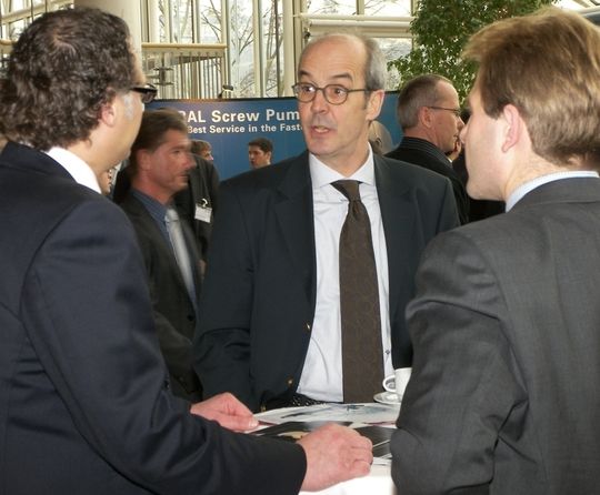 Albrecht Manderscheid, Vorsitzender der FSK im Gespräch mit Tagungsgästen. Albrecht Manderscheid, Vorsitzender der FSK im Gespräch mit Tagungsgästen.