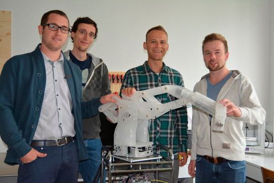 Die Väter von Horst (Mitte) sind stolz auf ihren Mehrachs-Roboter (von links): Jens Riegger, Tobias Erb, Manuel Frey und Tobias Kuentzle.