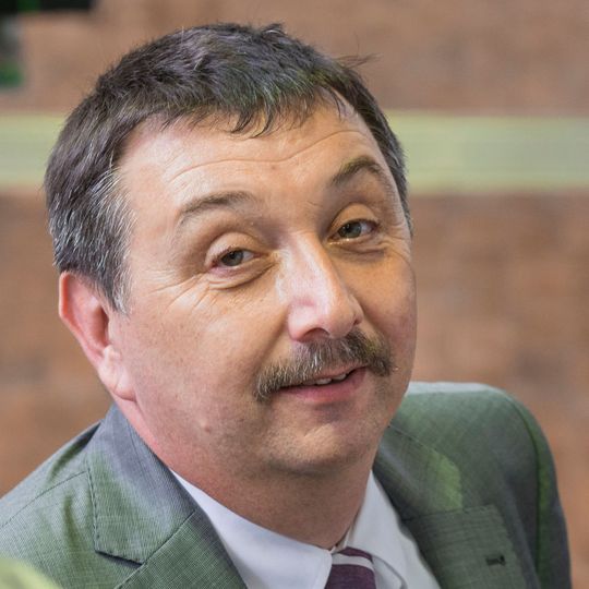 Klaus Joachim, Senior Manager Automation bei Lapp Systems, freut sich über die neue Servokabel-Konfektionierung: „Nur das Einlegen der Adern in den Isolierkörper mittels einer speziellen Vorrichtung erfolgt manuell, alles Weitere geschieht automatisch.“ Klaus Joachim, Senior Manager Automation bei Lapp Systems, freut sich über die neue Servokabel-Konfektionierung: „Nur das Einlegen der Adern in den Isolierkörper mittels einer speziellen Vorrichtung erfolgt manuell, alles Weitere geschieht automatisch.“