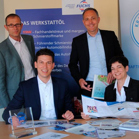 Die Jury des Blauen Kalligraphen 2016: (v. li.) Christoph Baeuchle (»kfz-betrieb«), Stephan Lenz und Dirk Nusselt (Fuchs Schmierstoffe), Claudia Weiler (ZDK). Auf dem Bild fehlt ZDK-Sprecher Ulrich Köster. Die Jury des Blauen Kalligraphen 2016: (v. li.) Christoph Baeuchle (»kfz-betrieb«), Stephan Lenz und Dirk Nusselt (Fuchs Schmierstoffe), Claudia Weiler (ZDK). Auf dem Bild fehlt ZDK-Sprecher Ulrich Köster.