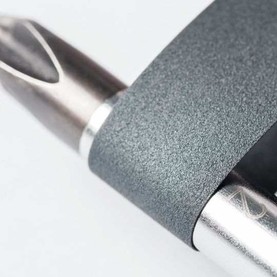 Das Keramikband ist extrem biegsam. Ein Biegeradius von 3 mm ist Standard. Andere Biegeradien sind auf Wunsch möglich. Das Keramikband ist extrem biegsam. Ein Biegeradius von 3 mm ist Standard. Andere Biegeradien sind auf Wunsch möglich.