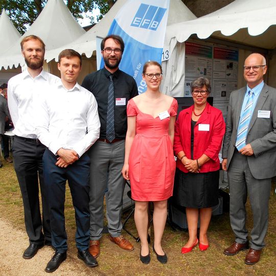 V.l.n.r.: Georg Ballschmiter (IWF, TU Braunschweig), Oleksandr Obruch (IWF, OvGU Magdeburg), Michael Brand (IWF, TU Braunschweig), Careen Weking (EFB), Michaela Winkler (EFB), Dr. Norbert Wellmann (EFB) beim 23. Innovationstag Mittelstand des Bundesministeriums für Wirtschaft und Energie (BMWi). V.l.n.r.: Georg Ballschmiter (IWF, TU Braunschweig), Oleksandr Obruch (IWF, OvGU Magdeburg), Michael Brand (IWF, TU Braunschweig), Careen Weking (EFB), Michaela Winkler (EFB), Dr. Norbert Wellmann (EFB) beim 23. Innovationstag Mittelstand des Bundesministeriums für Wirtschaft und Energie (BMWi).