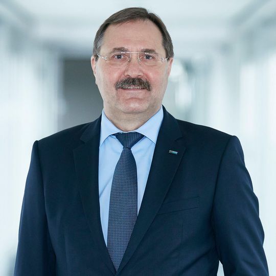 Dr. Bruno Lindl ist Gruppengeschäftsführer Forschung und Entwicklung bei der EBM-Papst Unternehmensgruppe. Dr. Bruno Lindl ist Gruppengeschäftsführer Forschung und Entwicklung bei der EBM-Papst Unternehmensgruppe.