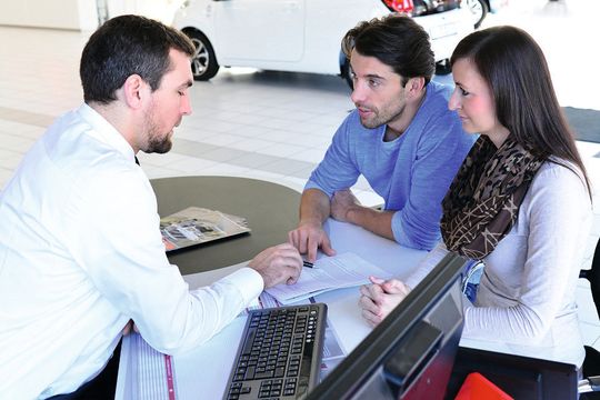Wie schlägt sich der Handel im Verkauf von E-Autos? An mancher Stelle hapert es, wie eine Studie des Transfer-Instituts aus der Nähe von München zeigt. Verkäufer thematisieren unter anderem häufig Nachteile der Fahrzeuge.