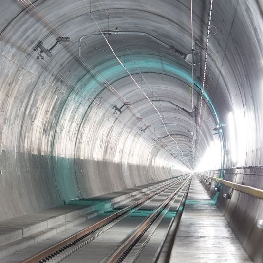 Mit 57 Kilometern ist der Gotthard-Basistunnel der längste Eisenbahntunnel der Welt. Mit 57 Kilometern ist der Gotthard-Basistunnel der längste Eisenbahntunnel der Welt.