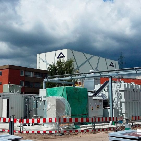 Grünes Licht für saubere Energie: Bei Friatec entsteht das erste Brennstoffzellenkraftwerk der Megawatt-Klasse in Europa. Grünes Licht für saubere Energie: Bei Friatec entsteht das erste Brennstoffzellenkraftwerk der Megawatt-Klasse in Europa.