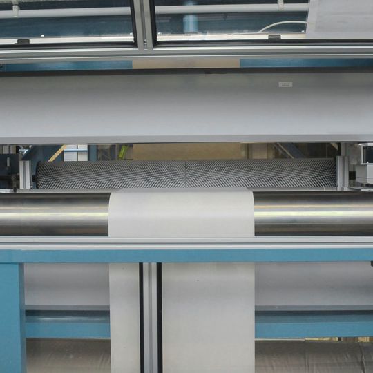 Evonik nimmt eine Thin-Film-Composite-Anlage zur Beschichtung von Membranen für die organophile Nanofiltration in Betrieb. Evonik nimmt eine Thin-Film-Composite-Anlage zur Beschichtung von Membranen für die organophile Nanofiltration in Betrieb.