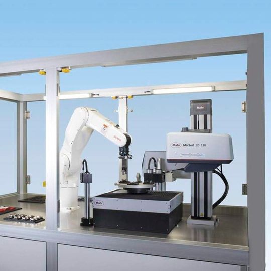 Roboterunterstützter CNC-Messplatz für die Kontur- und Rauheitsmessung. Roboterunterstützter CNC-Messplatz für die Kontur- und Rauheitsmessung.