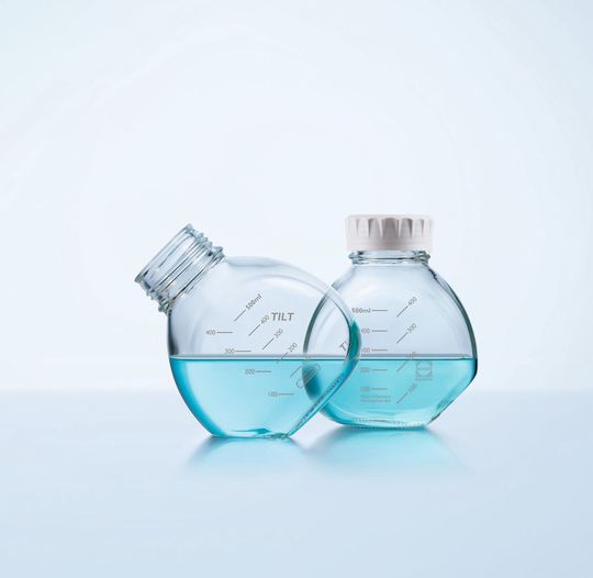 Abb.1: Die neue Flasche steht sicher – egal ob gerade oder um 45° gekippt. Abb.1: Die neue Flasche steht sicher – egal ob gerade oder um 45° gekippt.