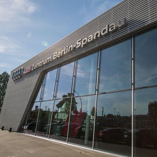 Die Berolina-Gruppe hat in Berlin-Spandau einen neuen Audi-Terminal eröffnet. Die Berolina-Gruppe hat in Berlin-Spandau einen neuen Audi-Terminal eröffnet.