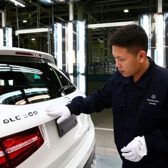 Daimler baut das Joint Venture mit BAIC in China aus und investiert in das erfolgrieche Motorenwerk. Daimler baut das Joint Venture mit BAIC in China aus und investiert in das erfolgrieche Motorenwerk.