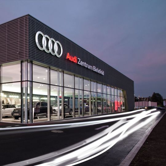 Das Audi-Zentrum Bielefeld öffnete im Oktober 2015 die Pforten und verkaufte in seinem ersten Quartal fast 600 Fahrzeuge. Das Audi-Zentrum Bielefeld öffnete im Oktober 2015 die Pforten und verkaufte in seinem ersten Quartal fast 600 Fahrzeuge.