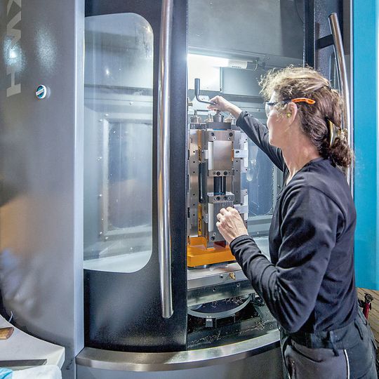 Für den Mittelständler ist die Kombination aus Bedienerfreundlichkeit und Alltagstauglichkeit der Bearbeitungszentren entscheidend. Für den Mittelständler ist die Kombination aus Bedienerfreundlichkeit und Alltagstauglichkeit der Bearbeitungszentren entscheidend.