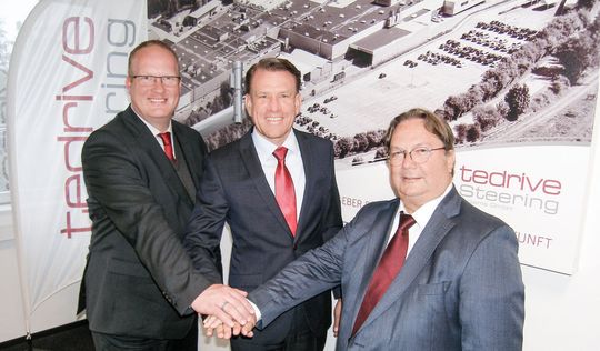 Die geschäftsführenden Gesellschafter von Tedrive Steering Thomas Brüse (links) und Reiner Greiss (rechts) gaben den Vertragsabschluss gemeinsam mit Bernd Spies, Vorsitzender der Geschäftsführung der Knorr-Bremse Systeme für Nutzfahrzeuge GmbH, am 1. Juni 2016 bekannt. Die geschäftsführenden Gesellschafter von Tedrive Steering Thomas Brüse (links) und Reiner Greiss (rechts) gaben den Vertragsabschluss gemeinsam mit Bernd Spies, Vorsitzender der Geschäftsführung der Knorr-Bremse Systeme für Nutzfahrzeuge GmbH, am 1. Juni 2016 bekannt.