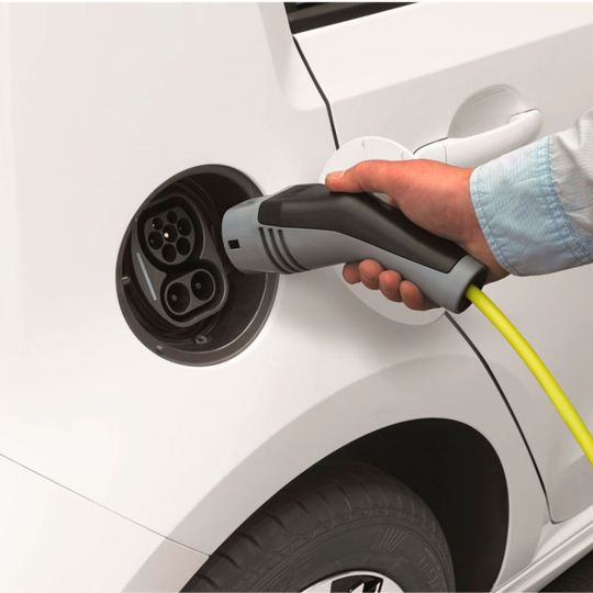 Neben der Kaufprämie sollten auch Privilegien, wie kostenlose Parkplätz für Elektroaustos, deren Kauf ankurbeln. Doch die Kommunen setzen diese kaum um. Neben der Kaufprämie sollten auch Privilegien, wie kostenlose Parkplätz für Elektroaustos, deren Kauf ankurbeln. Doch die Kommunen setzen diese kaum um.