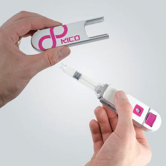 Selbstversorger: Der Injektionsstift KiCoPen erzeugt zwischen 100 und 200 µJ Energie, um den Bluetooth Smart SoC von Dialog Semiconductor mit Strom zu versorgen – einfaches Abziehen und Aufstecken der Kappe genügt. Selbstversorger: Der Injektionsstift KiCoPen erzeugt zwischen 100 und 200 µJ Energie, um den Bluetooth Smart SoC von Dialog Semiconductor mit Strom zu versorgen – einfaches Abziehen und Aufstecken der Kappe genügt.