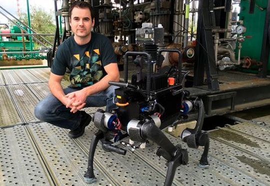 ETH-Assistenzprofessor Marco Hutter mit Anymal, dem neusten Laufroboter, den er und sein Team entwickelt hat, an der Argos-Challenge in Frankreich. ETH-Assistenzprofessor Marco Hutter mit Anymal, dem neusten Laufroboter, den er und sein Team entwickelt hat, an der Argos-Challenge in Frankreich.