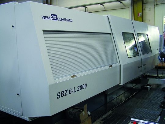 Schleif-Bearbeitungszentrum SBZ 6-L-2000 mit Spezialspannvorrichtung und einer Inprozess-Messsteuerung für Teilelängen bis 2000 mm. Bild: Wema Glauchau Schleif-Bearbeitungszentrum SBZ 6-L-2000 mit Spezialspannvorrichtung und einer Inprozess-Messsteuerung für Teilelängen bis 2000 mm. Bild: Wema Glauchau