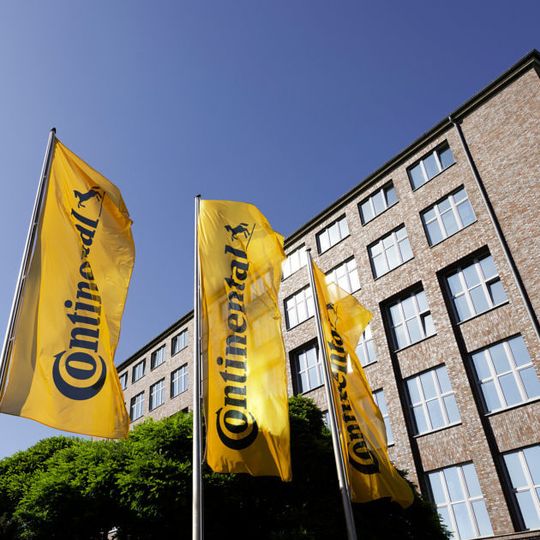 Die Continental-Fahnen sollen ab 2020 vor einer neuen Hauptverwaltung wehen. Diese wird aber auch in Hannover sein. Die Continental-Fahnen sollen ab 2020 vor einer neuen Hauptverwaltung wehen. Diese wird aber auch in Hannover sein.