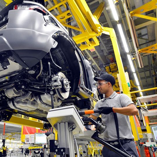 Werke in Brasilien und Indien sind vom Produktionsstopp bei Jaguar Land Rover ausgenommen. Werke in Brasilien und Indien sind vom Produktionsstopp bei Jaguar Land Rover ausgenommen.