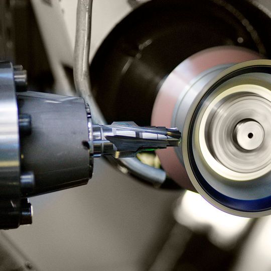 For regrinding the original geometry the original CNC-programs and the original grinding wheels are used. For regrinding the original geometry the original CNC-programs and the original grinding wheels are used.